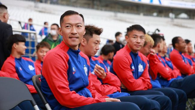 哈维对罗梅乌失去信心巴萨主帅哈维对罗梅乌失去了信心，俱乐部想找像前荷兰国家队球员戴维斯那样的强力后腰。